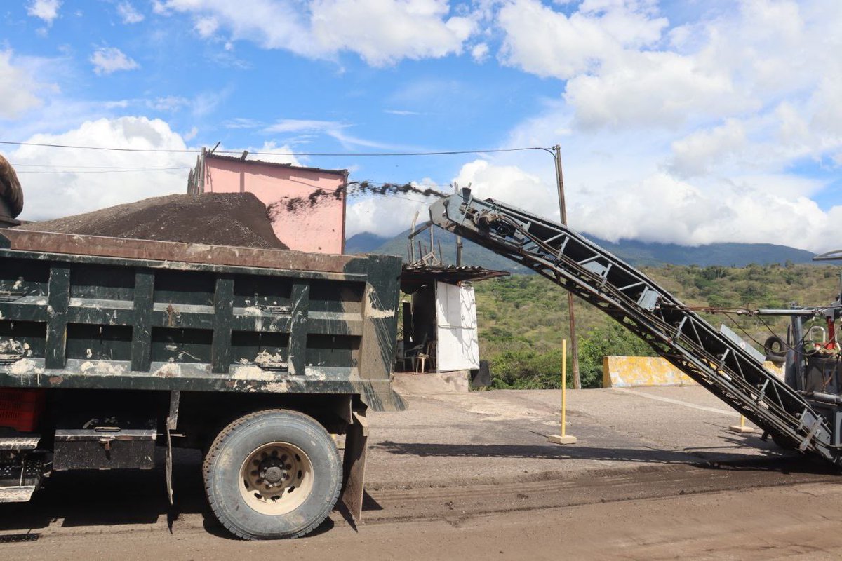 Asimismo se realizará la demarcación y desmalezamiento de la vía, como también la limpieza de drenajes, entre otros trabajos. La rehabilitación de estos 2 kms de vialidad beneficiará a los conductores que transitan por esta importante autopista. ¡Les estoy cumpliendo! 2/2