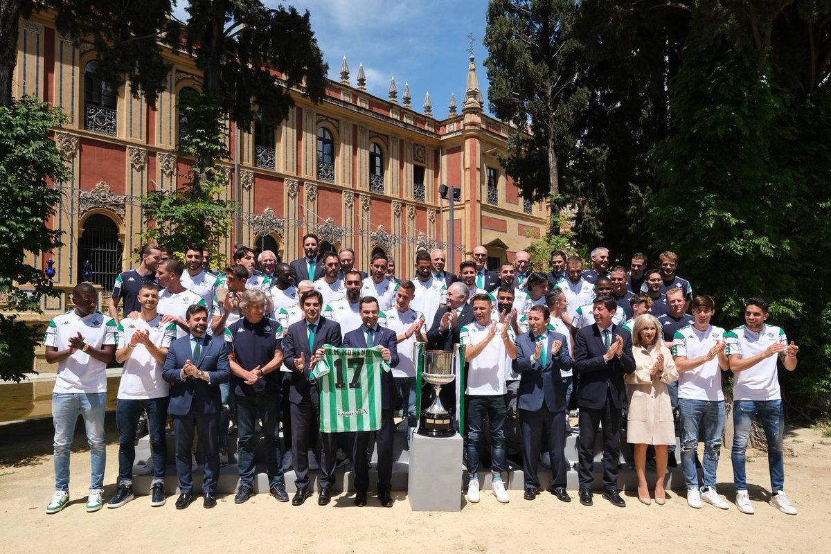 Hoy el <a href="/RealBetis/">Real Betis Balompié 🌴💚</a> ha compartido en San Telmo, sede de la <a href="/AndaluciaJunta/">Junta de Andalucía</a>, su Copa del Rey con todos los andaluces. Gracias por vuestra generosidad y, de nuevo, enhorabuena a todo el beticismo por este hito histórico.