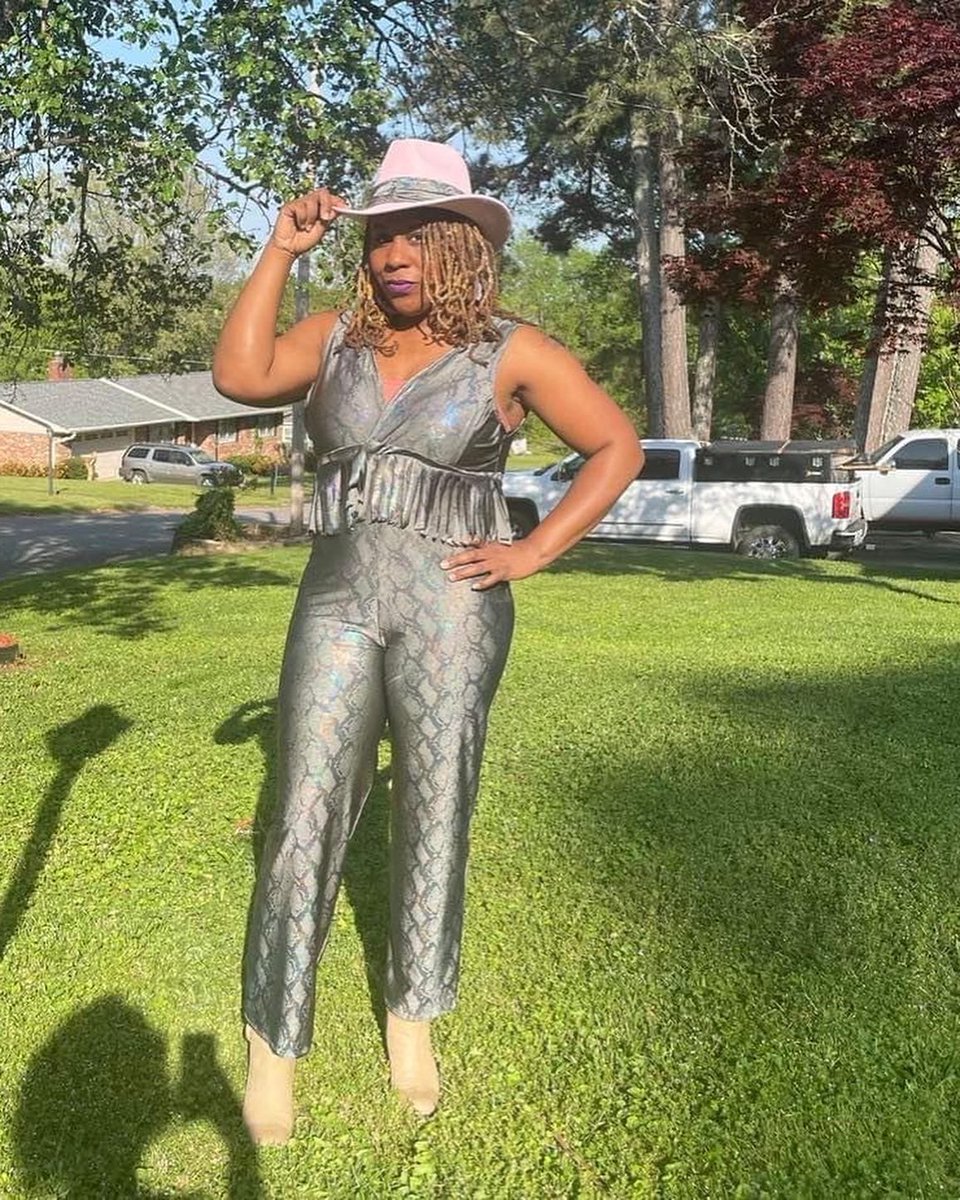 Aprons4u_TMCD's tweet photo. Cowgirl theme show calls for a custom outfit. One piece stretch snakeskin jumper with fringe made by Tarina.
💞💞💞
#designer #teenageseamstress #tarinawhiteside #currentage15 #chattanooga #entreprenuer #aprons4uandMORE #tmcdesigns #blackownedchattanoogabusiness #sewingsince7 https://t.co/ptaZMDeu8i
