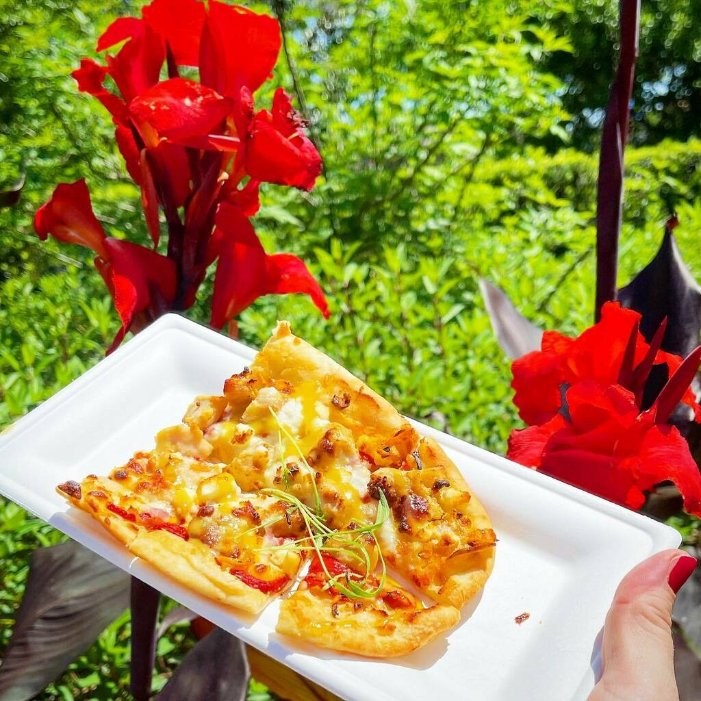 lee_lind's tweet image. 🍕 #lavenderhoneymustard #chickenflatbread #ricotta #goatcheese #flatbread #pizza #food #thehoneybeestro #epcotflowerandgardenfestival #epcot #disney #thisishowleeanddianado instagr.am/p/Cc5RXSxunQj/