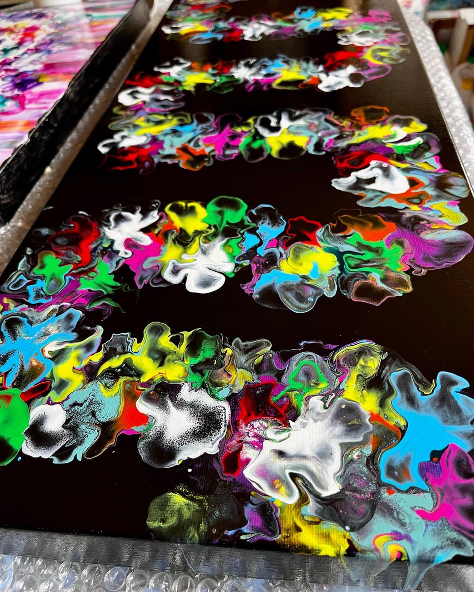 Another varnished and ready for my website this weekend, have a great weekend🌹🐝🌺🌹#art #artist #artforsale #artontwitter #fluidart #gluid #fluidartist #pouringart #design #artdesign #abstract #abstractartist #artgallery