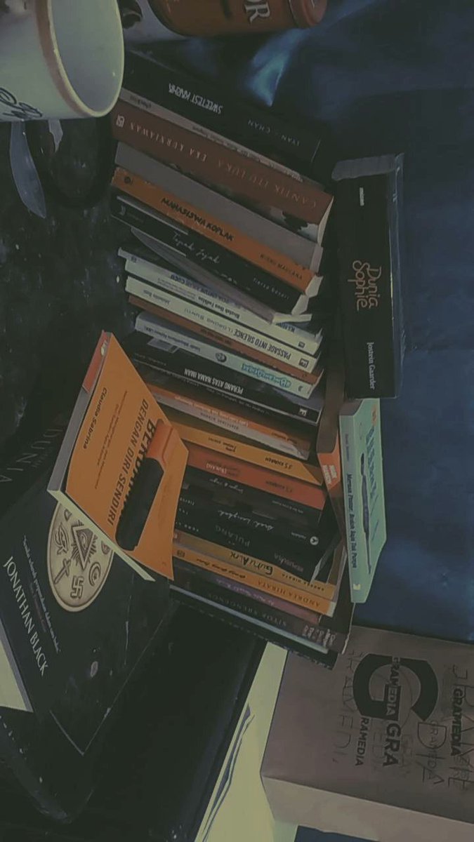 bdmnarff's tweet photo. @literarybase Nggak punya rak buku, nyender di meja pun jadi https://t.co/s0YWMCyW8T