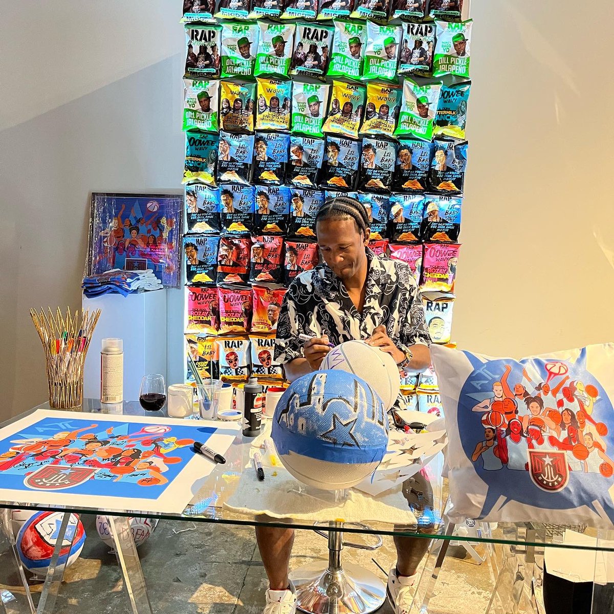 KingPopDesign's tweet image. A LEGENDARY MOMENT WAS SHARED WITH SOME AMAZING LADIES OF THE @AtlantaDream I CREATED THIS ILLUSTRATION ALONG WITH A FEW OTHER MERCH ITEMS TO COMMEMORATE THEM LANDING THE #1 DRAFT PICK IN @rhyne_howard AND A NEW ERA OF DREAM BASKETBALL. #doitforthedream #Kingpopdesign #rapsnacks