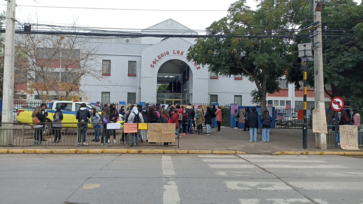 consuelo1518's tweet photo. @Muni_Maipu @TomasVodanovic @Mineduc Buenos días! Señor Alcalde con todo respeto, usted está al tanto del descalabro que hay en este colegio? Colegio Los Alpes en Ciudad Satélite, cero respuesta de la Rectoría y Fundación Boston Educa..... Agradeceremos su ayuda por favor. https://t.co/2yZ6Ue8Jbk