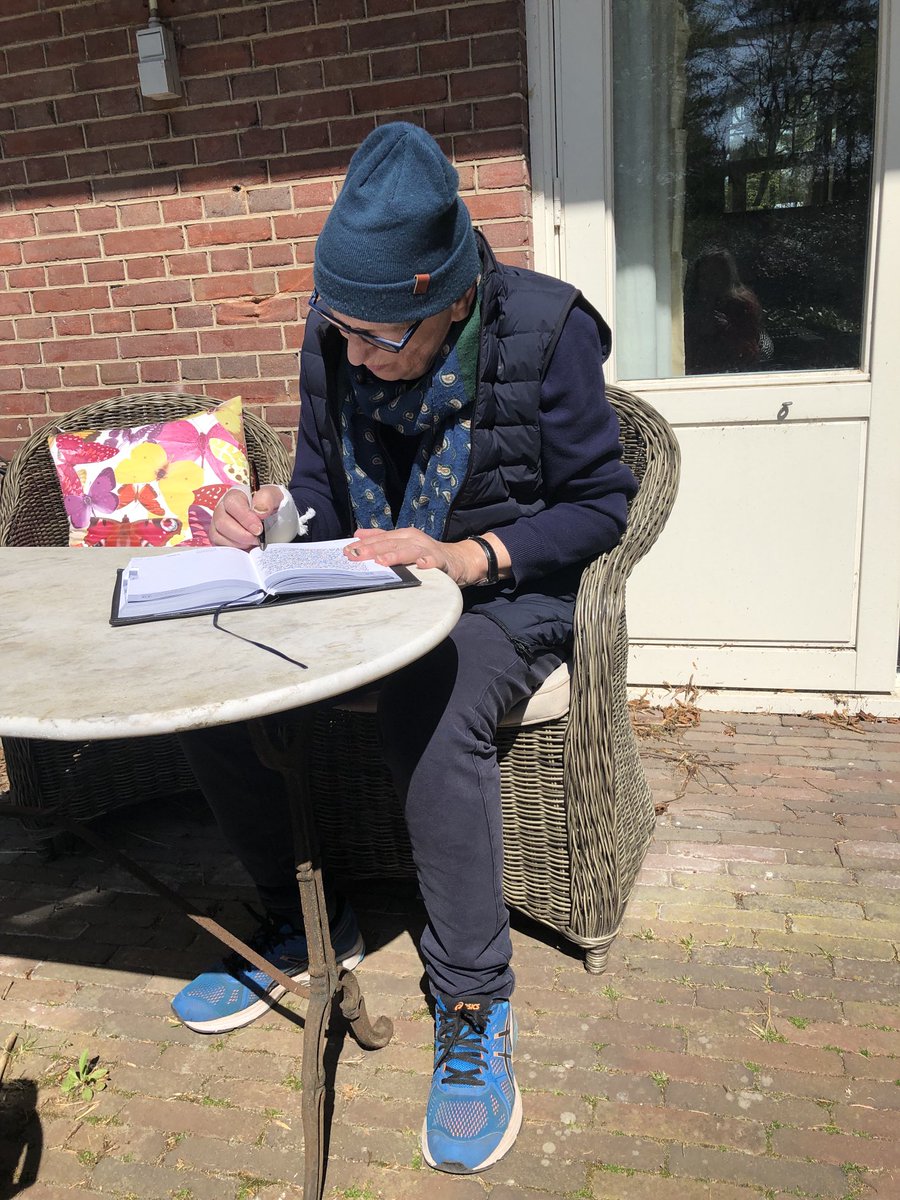 MarionBloem's tweet photo. We komen thuis van het ziekenhuis, hij pakt zijn vulpen en zijn dagboek en gaat voor het eerst weer echt zitten schrijven, ouderwets, met de pen, tegen alle verwachtingen in lijkt het resultaat op zijn oude handschrift. https://t.co/GCMQtqbixf