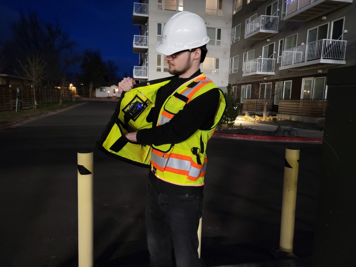 Loaded with pockets inside &amp; out - SECO's new illuminated safety vest
#investinthebest #surveyorschoice #surveyingaccessories #landsurveying #surveylife #constructionlife #secosafetyvest #secosurveyvest #safetywear loom.ly/cBcAaB8