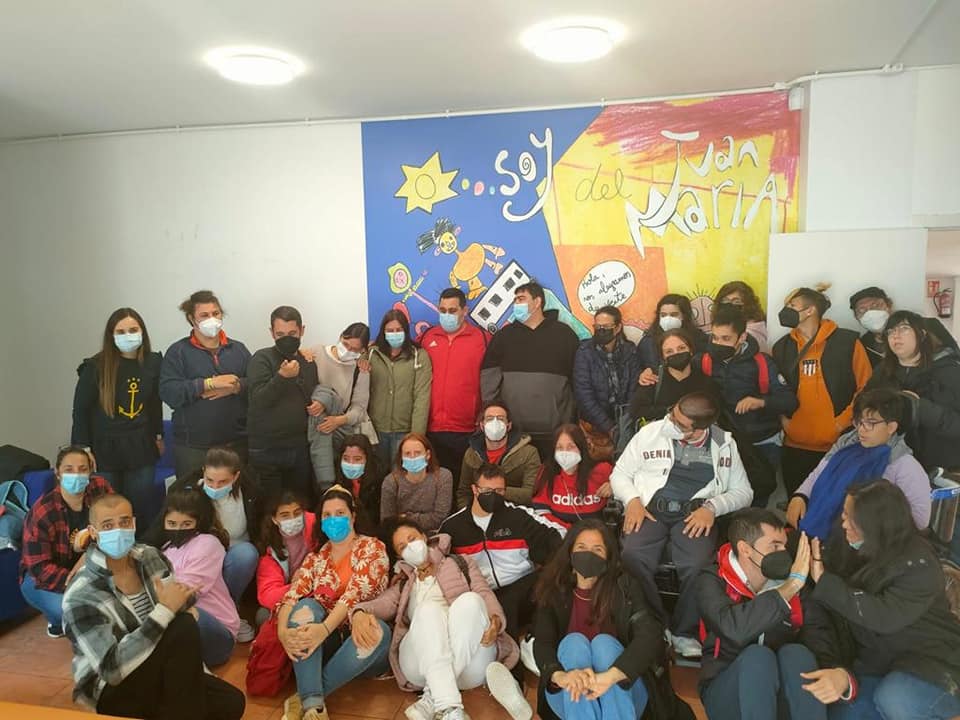 APAMPVigo's tweet photo. Segunda parte de #Erasmus + #Teatricarte. Nuestro compañero @David Diz ha disfrutado de la experiencia. Gracias a @sanxerome por hacerlo posible y a @ACEESCAporrino @asociaciónAmicos @CentroJuanMaria y a @AssociazionePegasoOnlus por hacerlo increíble!
#apampcheosdevida https://t.co/0NCs6F4gOp