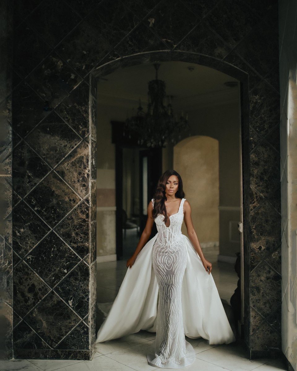 mrolajolo's tweet photo. ESTRELLA

MY Lucky star, stuns in simplicity yet whispers
sensuality, encrusted in tiny beautiful crystals.
Something really special about her, just like her
name, she shines effortlessly, without trying so hard
@idiolnupo
@ariyike_mua 
@mrolajolo https://t.co/jr2MsUsPi6
