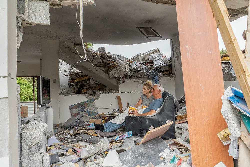 dodhomagazine's tweet photo. 90 Seconds to Impact by Sharon Eilon | Dodho https://t.co/lyXfo9nRFM
This project evolved after several months of passing by the ruins of a house on my daily drive to work. #photography #photographer #Documentary https://t.co/qHPRhQW74d