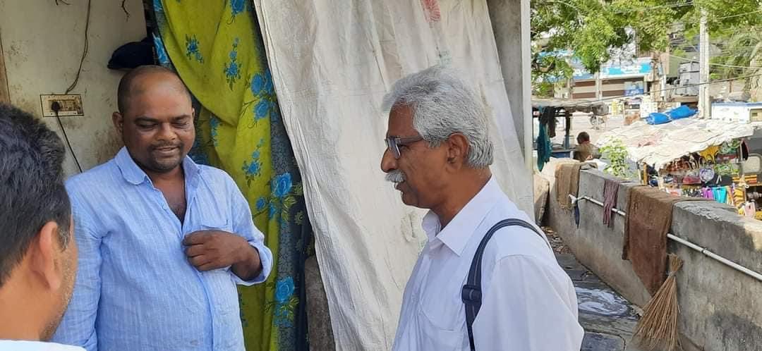 vsrcpm's tweet photo. ఇటీవల మరణించిన సుందరయ్య భవన్ వాచ్ మెన్ చల్లబోయి వెంకటేశ్వర్లు (రాజమండ్రి) కుటుంబసభ్యులైన కొడుకు,
కోడలు సత్యనారాయణ, సత్తెమ్మను
నేడు ఒంగోలు వచ్చిన సందర్భంగా పరామర్శించుతు..
#vsrinivasarao #CPMAP https://t.co/lyAiDspVjA