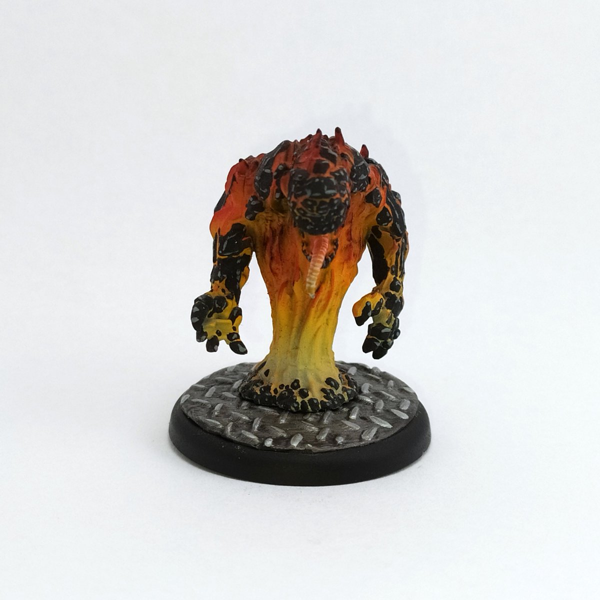 ypietrzakpaints's tweet photo. Here's my forgeling for #malifaux by @WyrdGames. This was an interesting model to paint. I wanted to sell the fire effect whilst still maintaining the humanoid elements visible. #wepaintminis #m3e #brushforhire #commissionpainter #paintingminiatures #ttrpg https://t.co/68SOIZfZhO