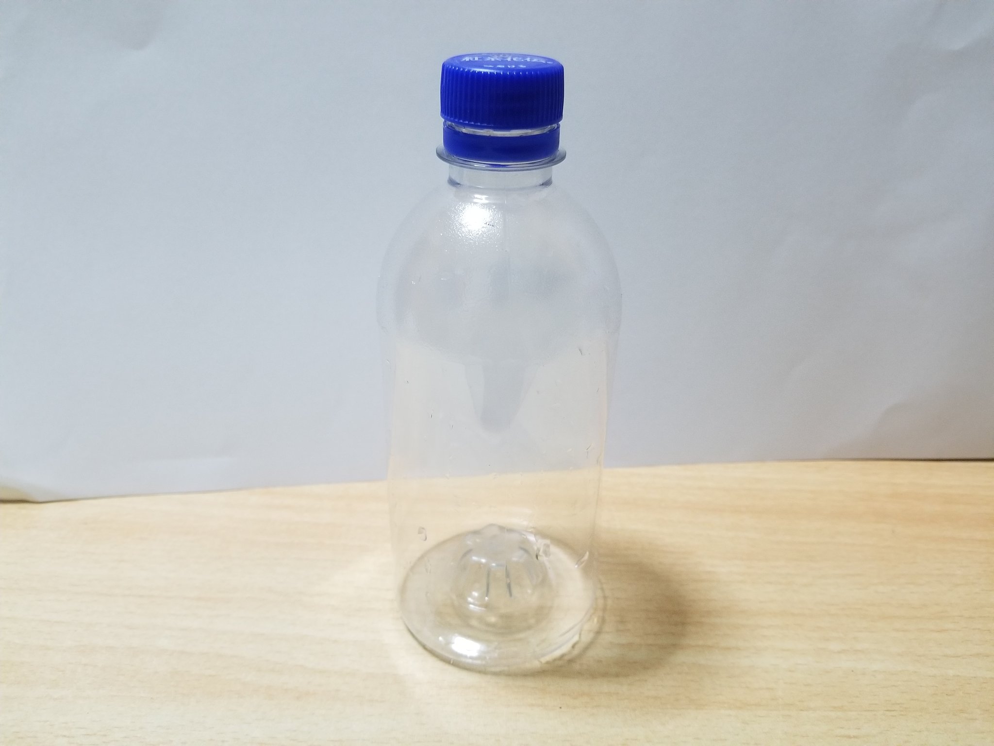 ねろめ ミルクティーのペットボトル キャップに熱して穴を開けて 手作りの水てっぽうに再利用 ホースが家にないので 蛇口が届かない窓のサッシなどを水洗いしたいと思います ついでに じょうろ用のキャップも作りました １日１再利用 再利用
