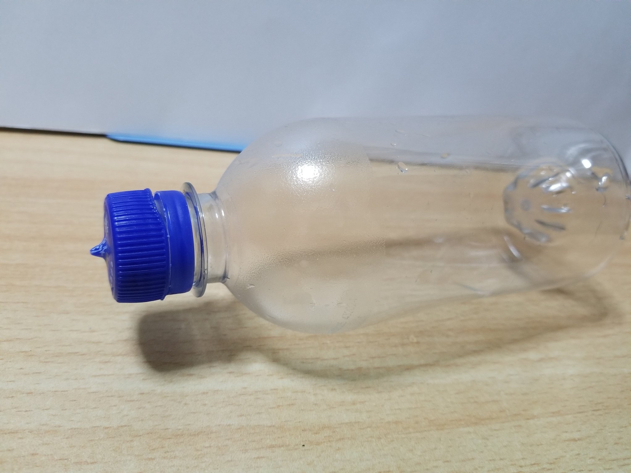 ねろめ ミルクティーのペットボトル キャップに熱して穴を開けて 手作りの水てっぽうに再利用 ホースが家にないので 蛇口が届かない窓のサッシなどを水洗いしたいと思います ついでに じょうろ用のキャップも作りました １日１再利用 再利用