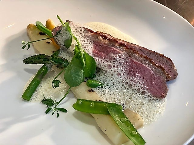Chef patron Denis Nijp restaurant Spui76 Bunschoten-Spakenburg Holland.
Werken met seizoensproducten : lam | asperge.
Travailler avec des produits de saison :agneau | asperges.
Euro-Toques Nederland.