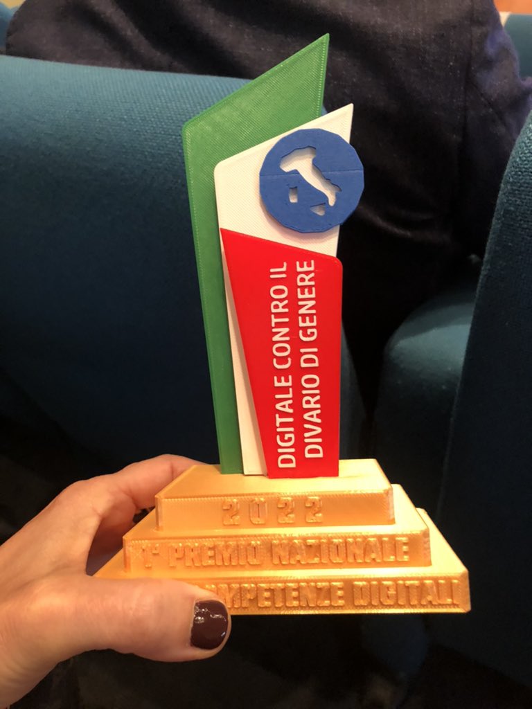 #GirlsInICT2022 e noi abbiamo vinto “il premio nazionale competenze digitali” nella categoria “digitale contro il divario di genere”. Che gioia!