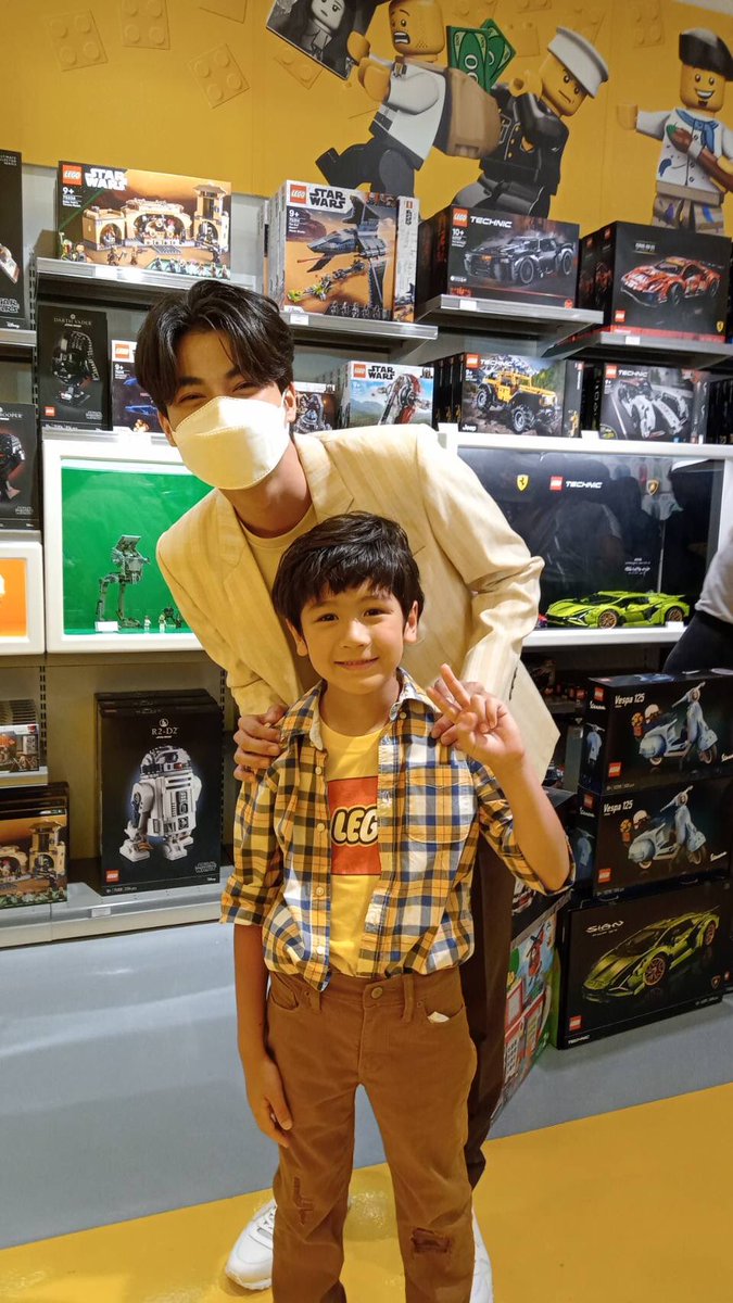 HudaandFaysal's tweet photo. 💛💛 With lovely P’Gulf 💛💛

#GulfKanawut #กลัฟคณาวุฒิ #LEGOOpeningXGulf #น้องไฟซัล #legothailand #Grandopening #Lego #3rdCertifiedStore #cosmosdance #cosmosteam #mrhewgo https://t.co/R9UyC8SVEn