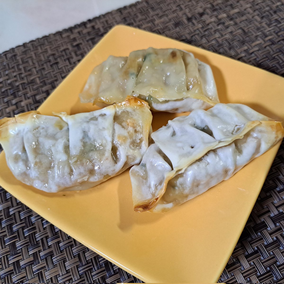 eateatgood's tweet photo. 서터레스 받은 직장인의 야식
콘치즈불닭 군만두🥟 https://t.co/oMJ6ULhOFW