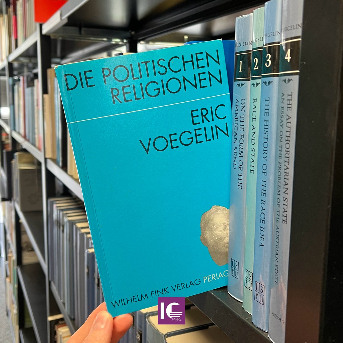 Der deutsch-amerikanische Politikwissenschaftler #EricVoegelin gilt als ein Begründer seines Faches. In seinem populärsten Werk „Die Politischen Religionen“ stellt er die These auf, daß die modernen politischen Phänomene zuvorderst religiös interpretiert werden müssen.