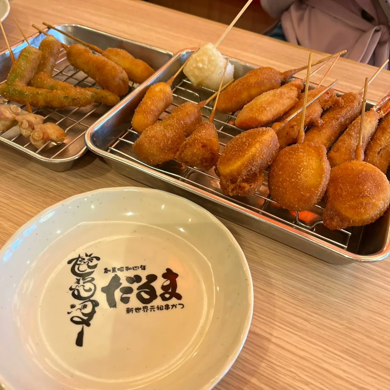 Lei 大阪行ってきました 串カツだるま 道頓堀店 海老 豚トロ 明太子 アスパラ 半熟玉子 アイス串と 得意ではないけど紅しょうがも どれも揚げたてサクサクで美味しかった 串カツだるま 串カツだるま道頓堀店 大阪市中央区道頓堀
