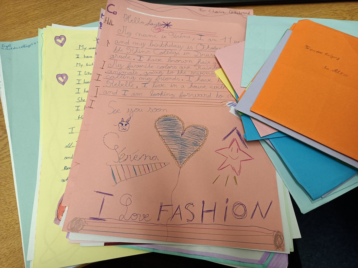 First round of pen pal letters from France for <a href="/WalesHigh/">Wales High School</a> Y7 students! Excited to share with classes and for our <a href="/whsmfl/">Wales MFL</a> students to find out about their new French friends! #penpal #connections