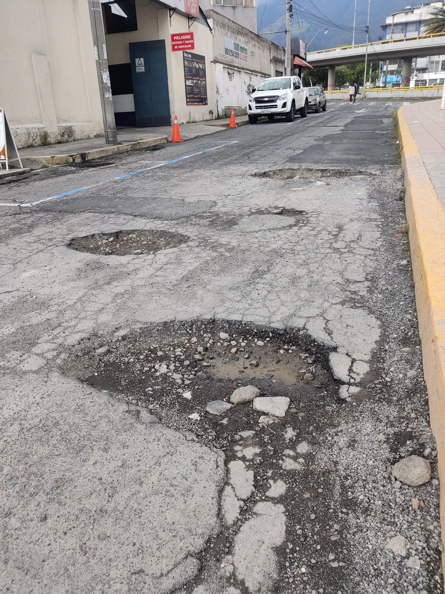 anking_aur's tweet photo. Berlín y Eloy Alfaro
#adoptaunhuecarón 
@ObrasQuito @MunicipioQuito https://t.co/NoaTo3CQhu