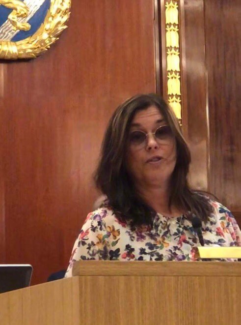 ”Vi har fortfarande en hög investeringsskuld i kommunen och utmaningar i välfärden att hantera. Att då gå fram med ett bad med ”extra allt” och driftkostnader i 100-miljonersklassen är minst sagt bekymrande.” Tina Lallo 
#kfgbg #kdgbg