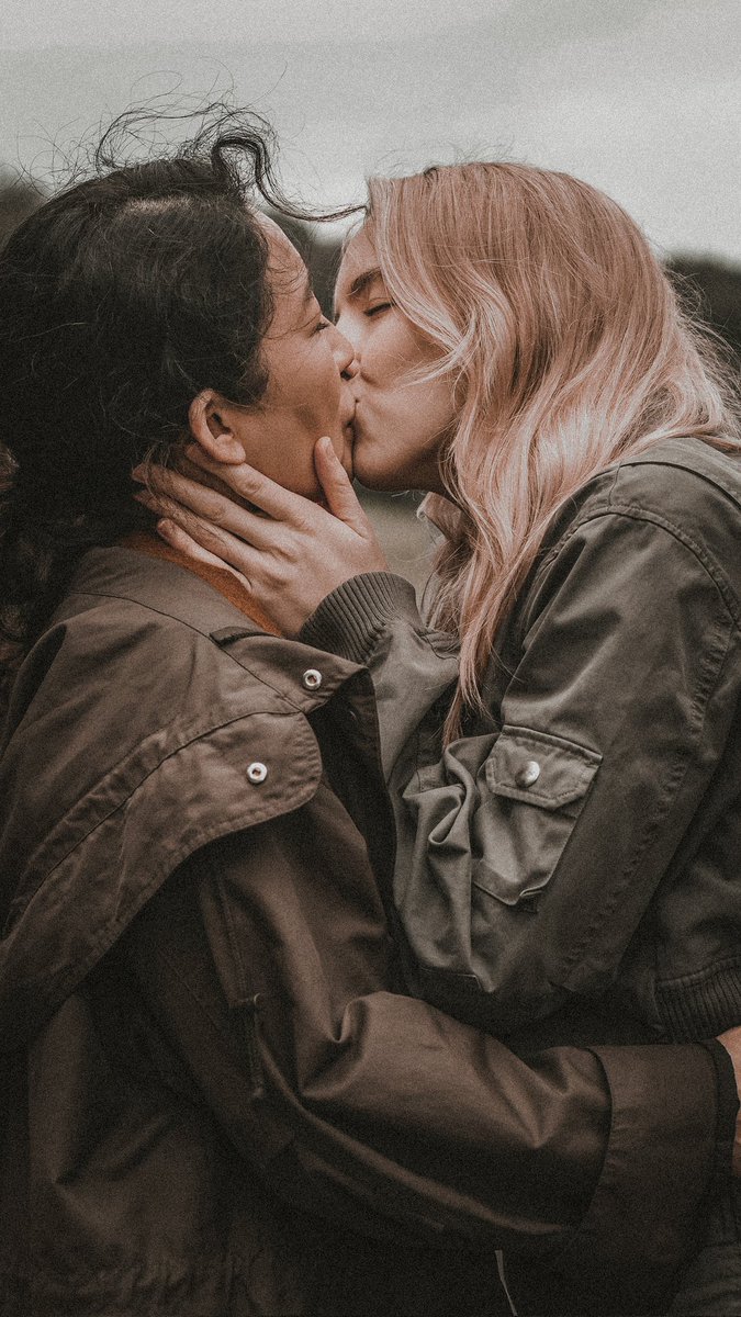 ‘when it’s just the two of us on set, the entire world goes away.’ 

- sandra oh to jodie comer