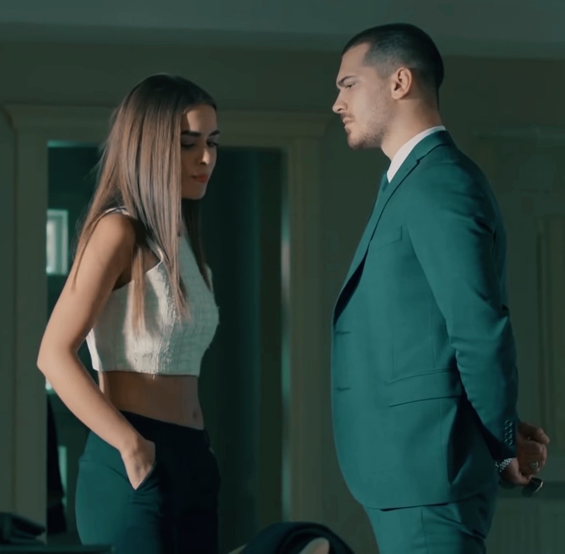 Rosachanceka's tweet photo. İçerde'den çıktık, Çukur'a düştük. Sırada Üç Kuruş dediklerinde Bahar'ın öleceğini anlamam ve ship yapmamam gerekirdi. Hata ben de ve kahrolası Ay Yapım'da.. https://t.co/5AxODsCl8K