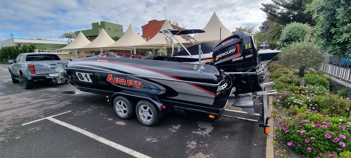 Grusertrans's tweet photo. #transporte de este espectacular #barco de #carreras.
#grúas #camiones #remolques #transportesdebarcos #grusertrans #tenerife #canarias https://t.co/v8QYKXswhx