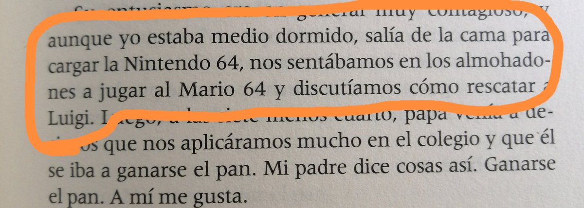 Guiaspaso's tweet photo. Anoche terminé una lectura sobre salud mental, traumas y superación. Pero hubo además un detalle que ganó: referencias a videojuegos, a generaciones de consolas que acompañan al protagonista... Los videojuegos son cultura y fuente de enseñanza 🎮❤️
#LaLunaNoEstá, de #NathanFiler https://t.co/PUY7lpQwP7