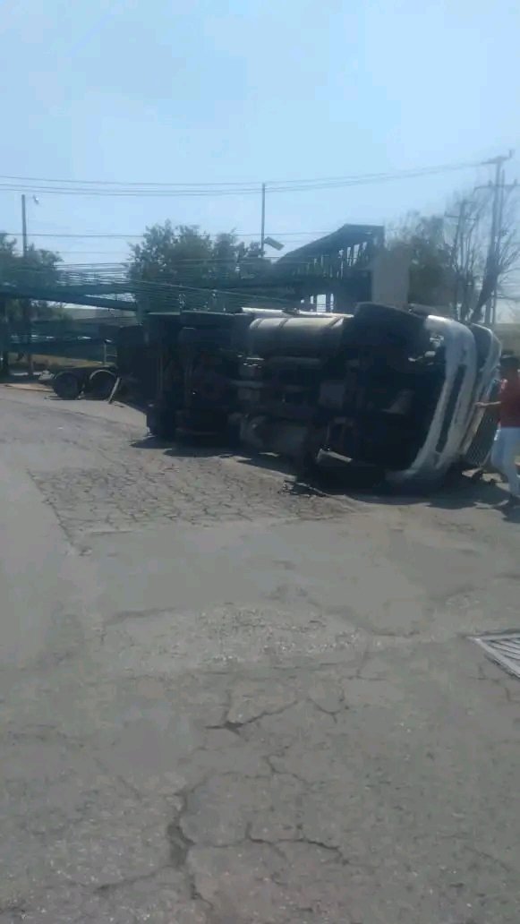 ObservatorioM19's tweet photo. #Accidentevial en la entrada de #LibramientoSur en el municipio de #Tepotzotlán. https://t.co/IEm8ONd9CK