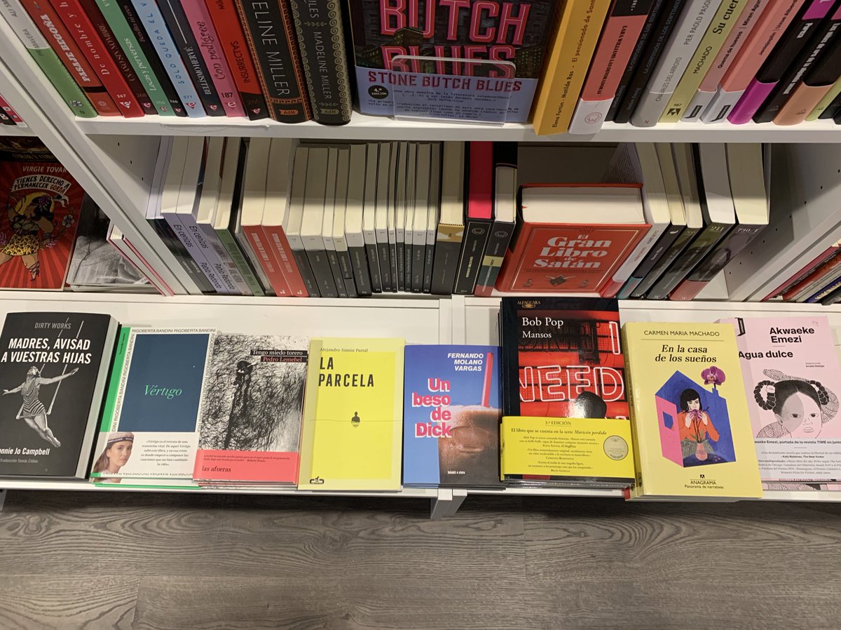 camilogvillegas's tweet photo. Hoy en @MaryReadLibre @AlejandroAlbn3 @CirculoDeTizaES #SoloLosValientes y una sorpresa encontrarme la obra de Fernando Molano + el libro que recomendó @TCAvendano #LaParcela mi obsequio del día del libro. https://t.co/tsL6PZOXlT