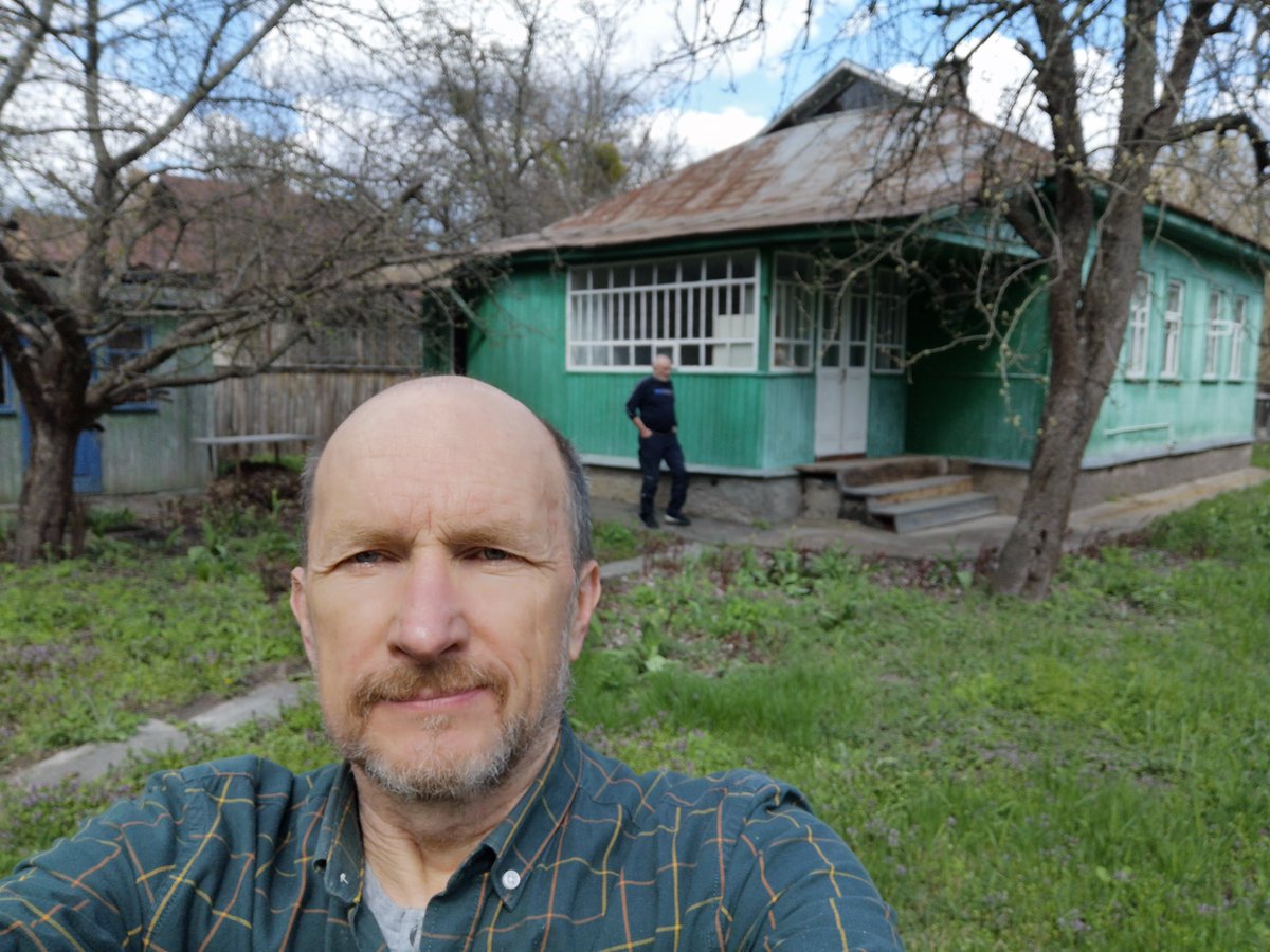 radioecology's tweet image. After worrying about #Chornobyl house/lab - @SGashchak has managed to get into the #CEZ. Slow journey via Vyshorod, nearly all bridges destroyed (used temporary ones) and lots of checkpoints.
But GOOD NEWS - house is undamaged and power/water working.