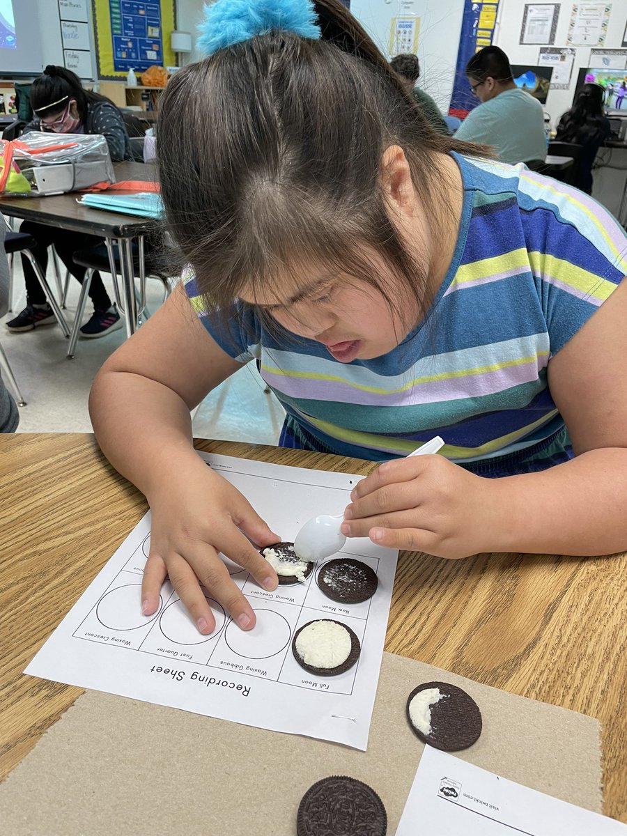 ClarkOlympics's tweet photo. Students in @jamayasci science class were learning about moon phases.🌕🌗🌘🌒🌓 They used Oreo cookies as a reference! After the lesson was over, they got to eat them!😋 #LearnAndEat #Moon #ScienceClass @NISDClark https://t.co/YHqSH5GlS5