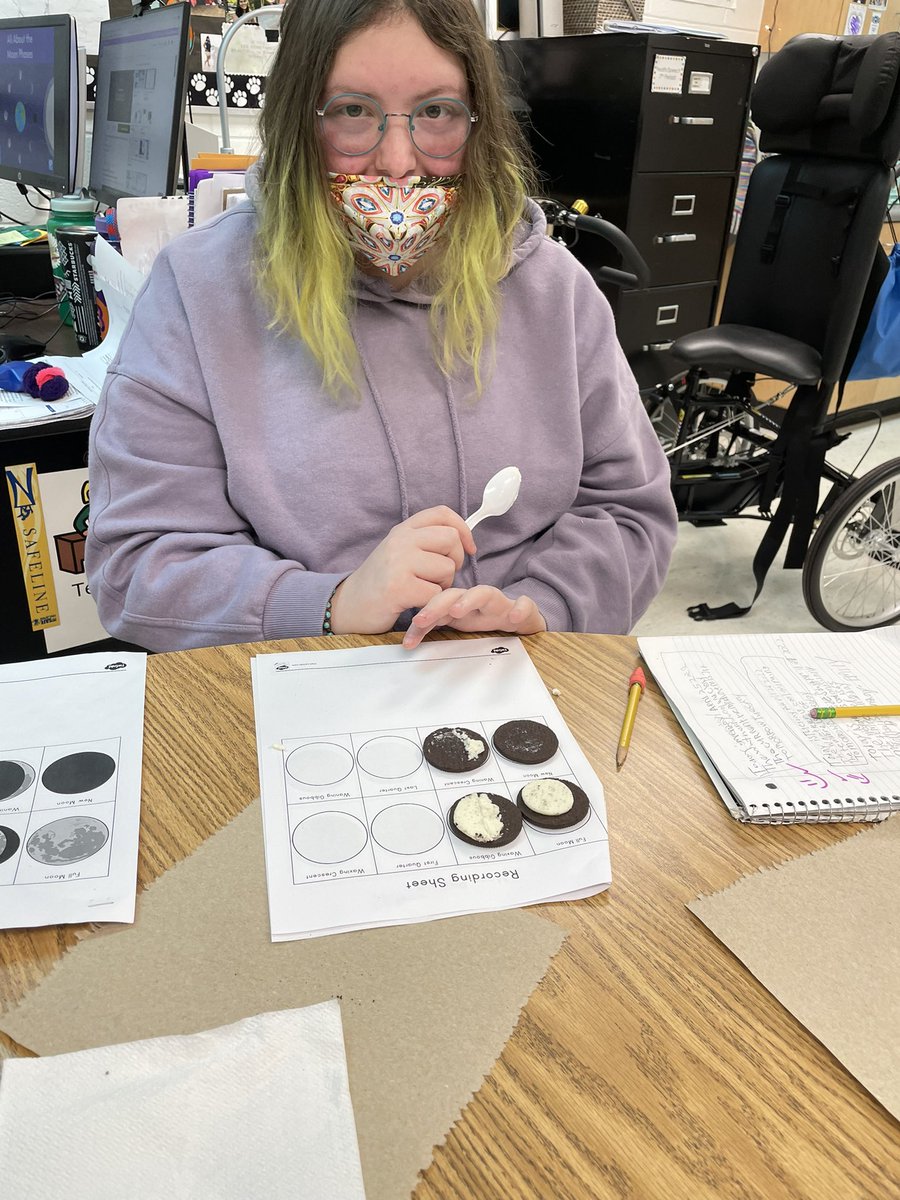 ClarkOlympics's tweet photo. Students in @jamayasci science class were learning about moon phases.🌕🌗🌘🌒🌓 They used Oreo cookies as a reference! After the lesson was over, they got to eat them!😋 #LearnAndEat #Moon #ScienceClass @NISDClark https://t.co/YHqSH5GlS5