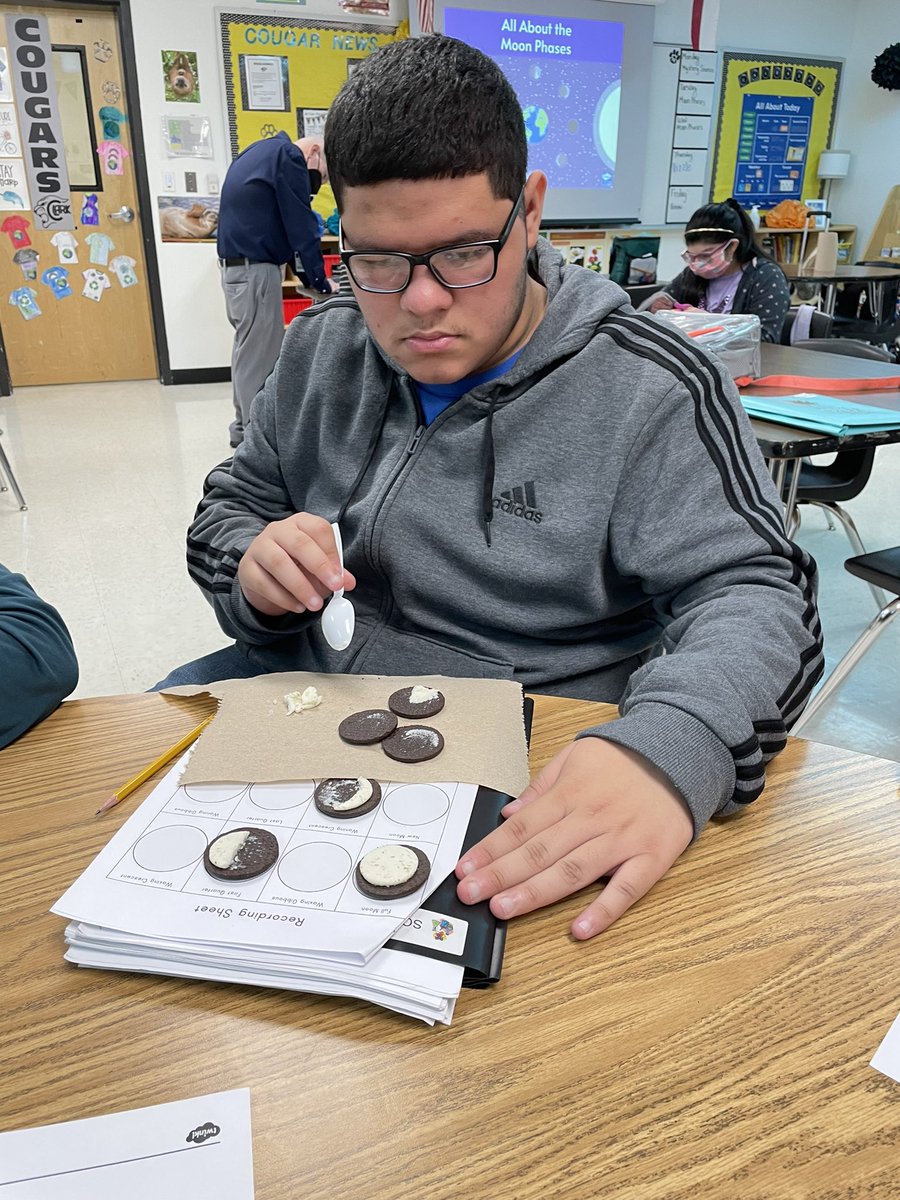ClarkOlympics's tweet photo. Students in @jamayasci science class were learning about moon phases.🌕🌗🌘🌒🌓 They used Oreo cookies as a reference! After the lesson was over, they got to eat them!😋 #LearnAndEat #Moon #ScienceClass @NISDClark https://t.co/YHqSH5GlS5