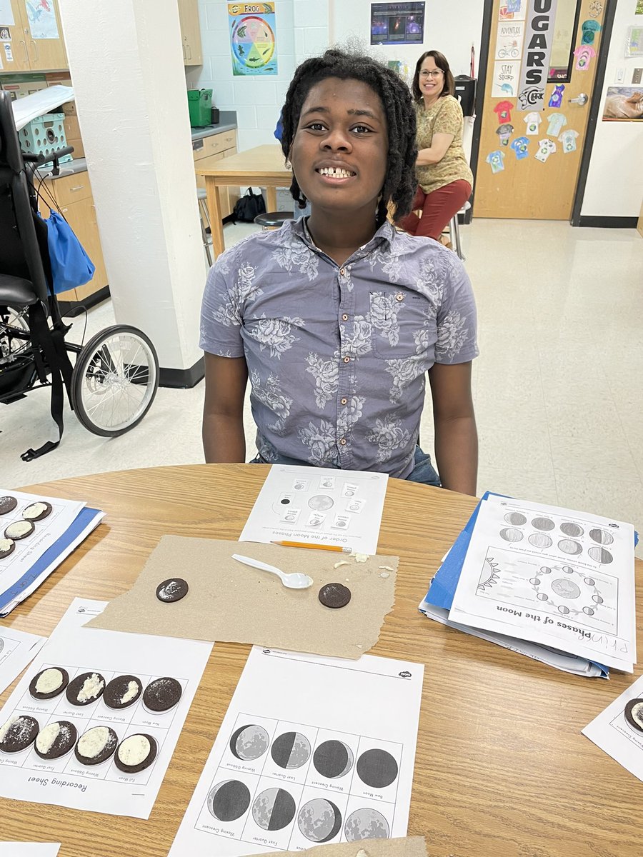 ClarkOlympics's tweet photo. Students in @jamayasci science class were learning about moon phases.🌕🌗🌘🌒🌓 They used Oreo cookies as a reference! After the lesson was over, they got to eat them!😋 #LearnAndEat #Moon #ScienceClass @NISDClark https://t.co/MU81TAwZoB