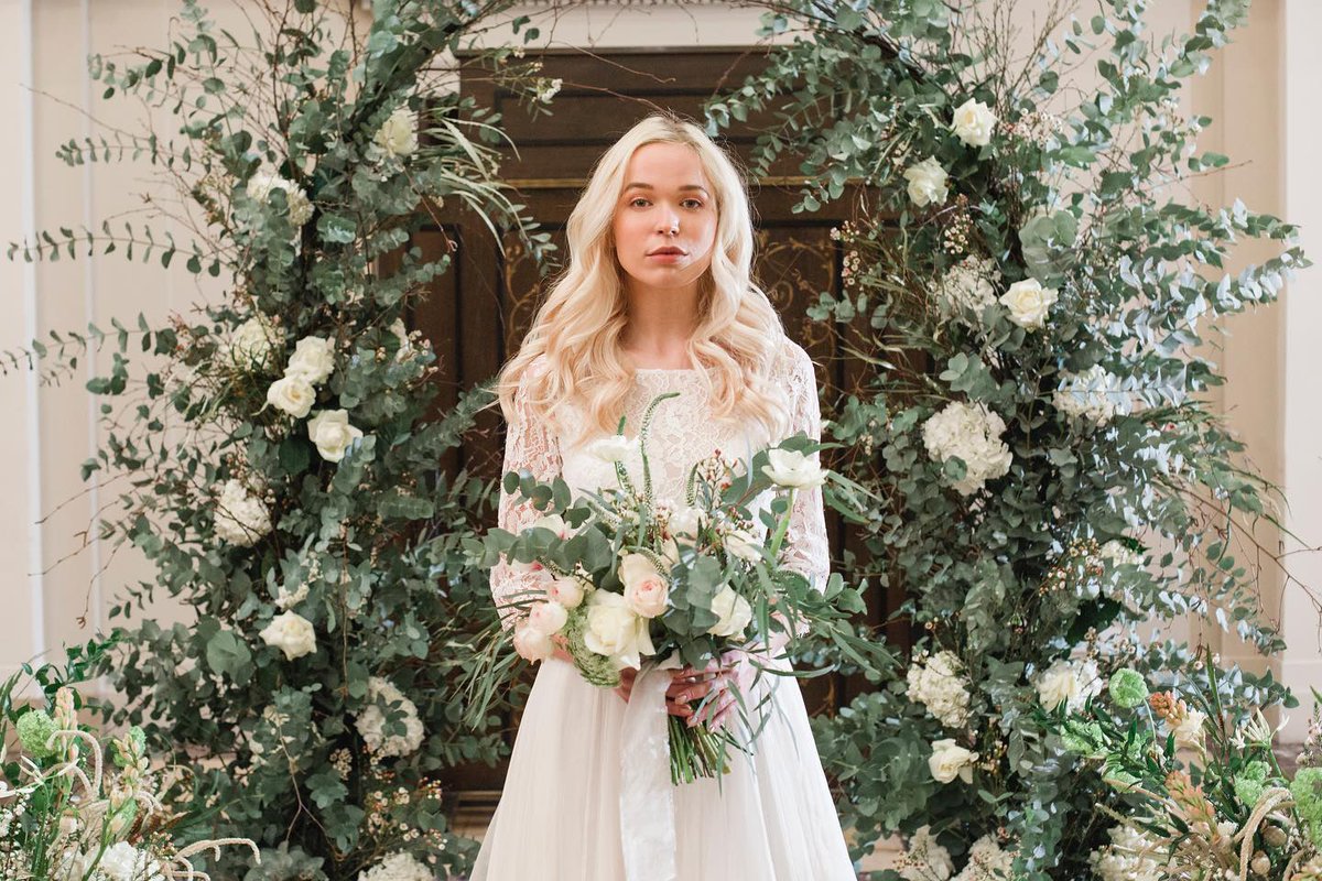A wedding ceremony or a secret garden dream? It’s one and the same at this stunning ceremony at Grace Hall in London. Bring on the greenery. 🌿 This graceful bride is in an entire ethereal mood against that lush, wispy ceremony arch.

#LFMwai #weddingplanner #weddingdesigner
