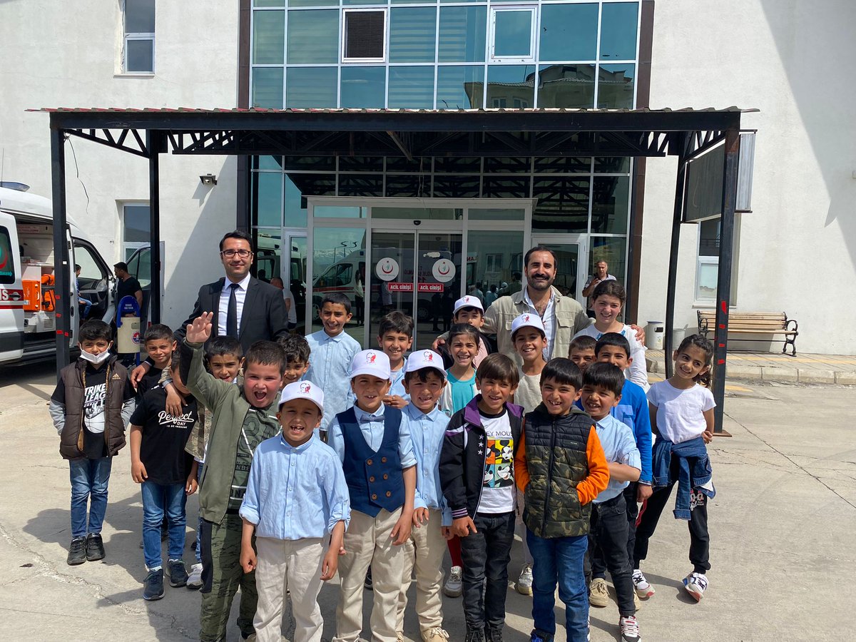 SirmacekIO's tweet photo. Öğrencilerimizle birlikte ilçemizi ziyaret ettik. Çocuklarımız, İlçe Hastanesi, Gençlik Merkezi, Balaban Bey Camii, Jandarma Komando Alay Komutanlığını ve birçok yeri ziyaret ederek hem eğlenceli hem eğitici bir gün geçirdiler. Bu güzel günde emeği geçenlere sonsuz teşekkürler. https://t.co/1MhFlwTyxp