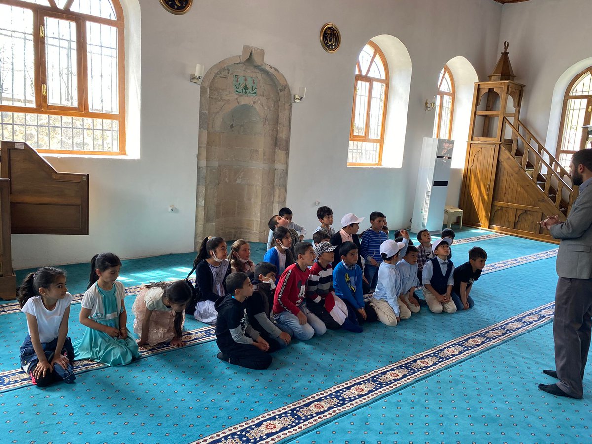 SirmacekIO's tweet photo. Öğrencilerimizle birlikte ilçemizi ziyaret ettik. Çocuklarımız, İlçe Hastanesi, Gençlik Merkezi, Balaban Bey Camii, Jandarma Komando Alay Komutanlığını ve birçok yeri ziyaret ederek hem eğlenceli hem eğitici bir gün geçirdiler. Bu güzel günde emeği geçenlere sonsuz teşekkürler. https://t.co/1MhFlwTyxp