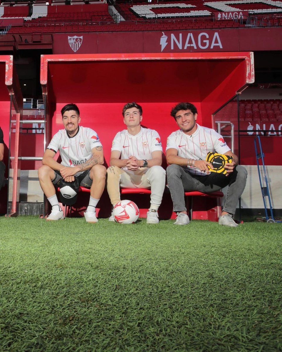 Gracias al <a href="/SevillaFC/">Sevilla Fútbol Club</a> por abrirnos sus puertas y <a href="/MotoGP/">MotoGP™🏁</a> por organizar este encuentro con <a href="/olitorres10/">Óliver Torres Muñoz</a> <a href="/DiegoCarlos/">Diego Carlos</a> <a href="/RafaMir33/">Rafa Mir</a> ⚽️🏟 #laligamotogp <a href="/LaLiga/">LALIGA</a> un día diferente y divertido!