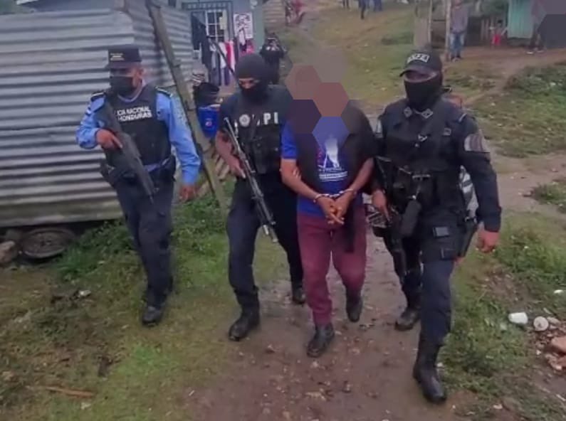 dpi_honduras's tweet photo. #ResultadoDeImpacto
Mediante allanamiento de morada con autorización judicial, capturamos a tres miembros de una familia, por suponerlos responsables de haberle quitado la vida al ciudadano José Alexis Marquéz en el municipio de #Siguatepeque #Comayagua https://t.co/NIr0ftz7Jj