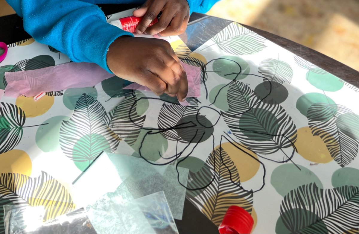 Today in Kindergarten we used our fine-motor skills to trace, cut and glue to make beautiful flower suncatchers! 🌼

<a href="/MissShoults/">Kelsey Shoults</a>