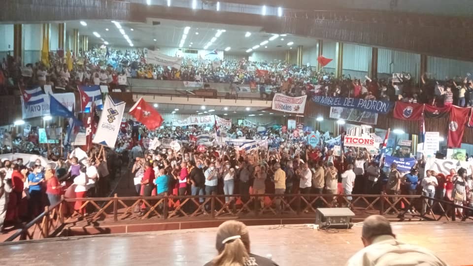 CubaMES's tweet photo. Se realiza en el Teatro Lázaro Peña, Plenaria Provincial rumbo al #1Mayo, con la presencia de autoridades del @PartidoPCC, Gobierno y de @CubaCentral
!El Ministerio de Educación Superior presente! 
#Cuba #CubaVive #CubaViveYTrabaja #VamosConTodo https://t.co/of6Ujo4rY5
