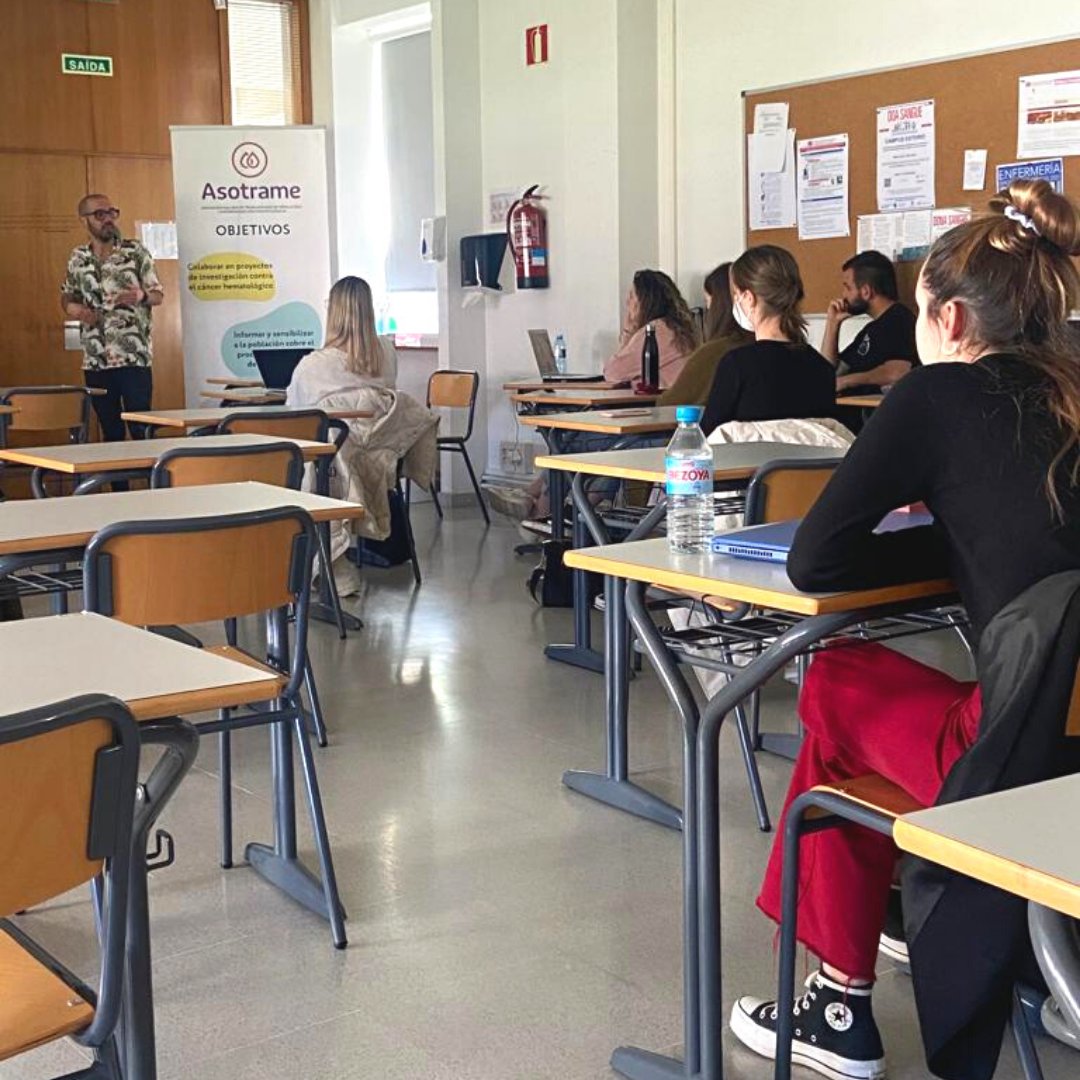 Asotrame1's tweet photo. 🗣Estuvimos en la Facultad de Enfermaría de la @UniversidadeUSC hablando sobre la necesidad de lograr más donantes comprometidos de médula ósea, los mitos que rodean al proceso de donación y, como no, del trabajo que hacemos en #Asotrame🤙. https://t.co/XLVVFBfgTZ