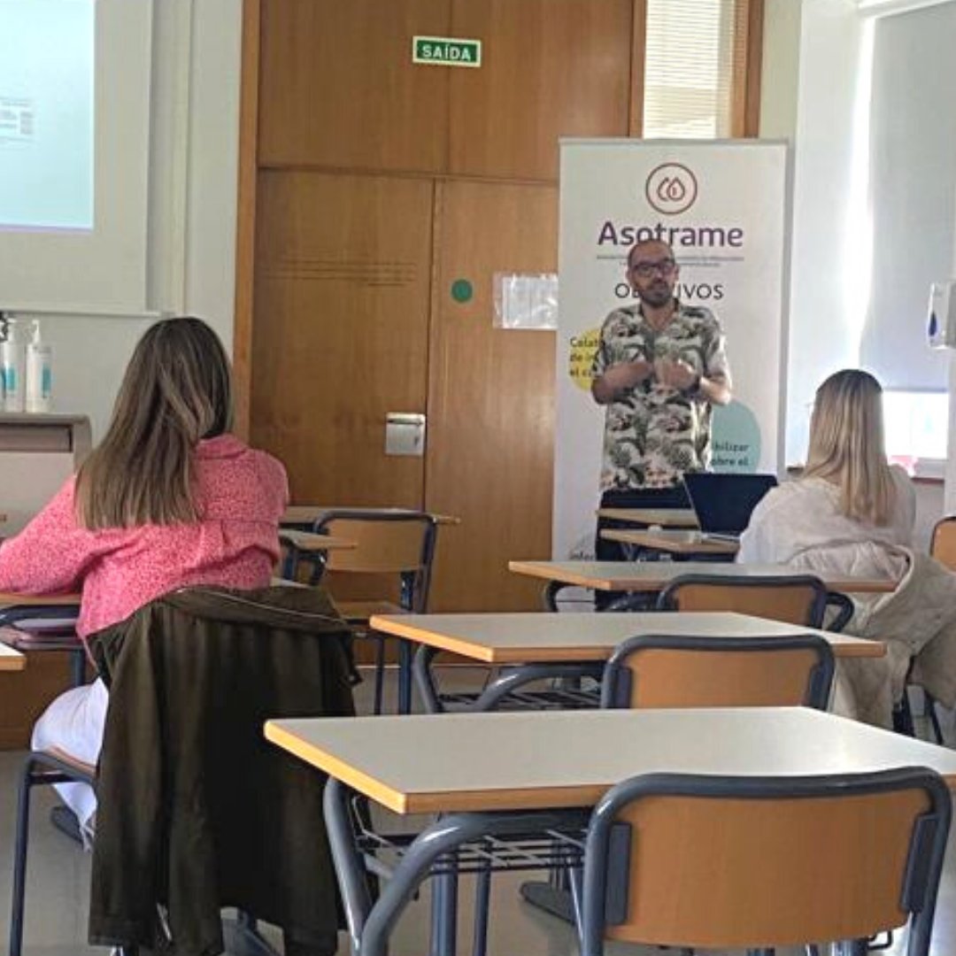Asotrame1's tweet photo. 🗣Estuvimos en la Facultad de Enfermaría de la @UniversidadeUSC hablando sobre la necesidad de lograr más donantes comprometidos de médula ósea, los mitos que rodean al proceso de donación y, como no, del trabajo que hacemos en #Asotrame🤙. https://t.co/XLVVFBfgTZ