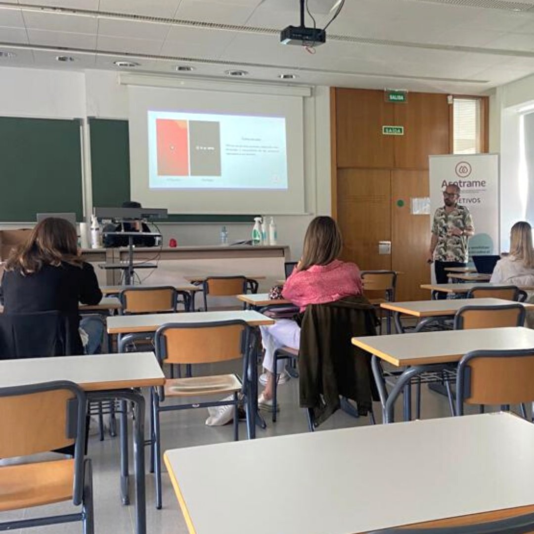 Asotrame1's tweet photo. 🗣Estuvimos en la Facultad de Enfermaría de la @UniversidadeUSC hablando sobre la necesidad de lograr más donantes comprometidos de médula ósea, los mitos que rodean al proceso de donación y, como no, del trabajo que hacemos en #Asotrame🤙. https://t.co/XLVVFBfgTZ