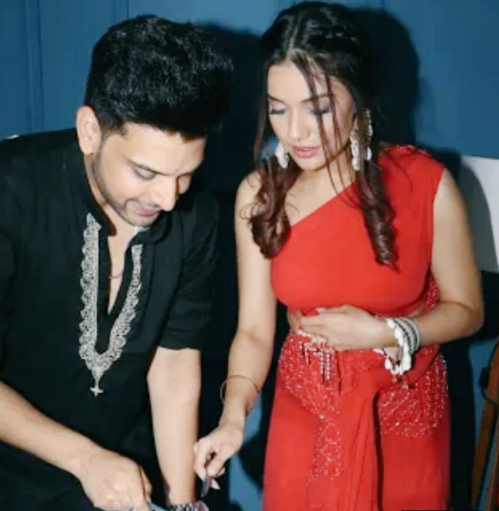 shiviinlove's tweet photo. Just #DivRan ❤️🖤
#KaranKundrra #DivyaAgarwal #KKundraSquad #Bechari https://t.co/QlL8rbhJEG