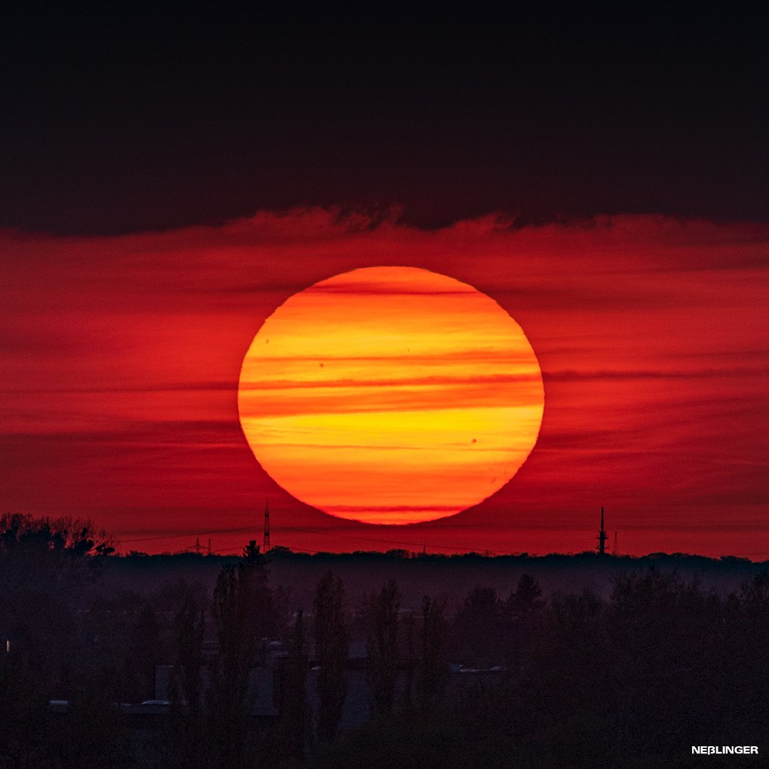 Anesslinger's tweet photo. Gute Nacht, #Berlin! 😊

--
© https://t.co/0KrSssZPUG
--

#fotografie #nacht #sonnenuntergang #sonnenflecken #urlaub #fernweh #tourismus #roadtrip #berlin #natureisbeautiful #mothernature https://t.co/vBAwJjNlle