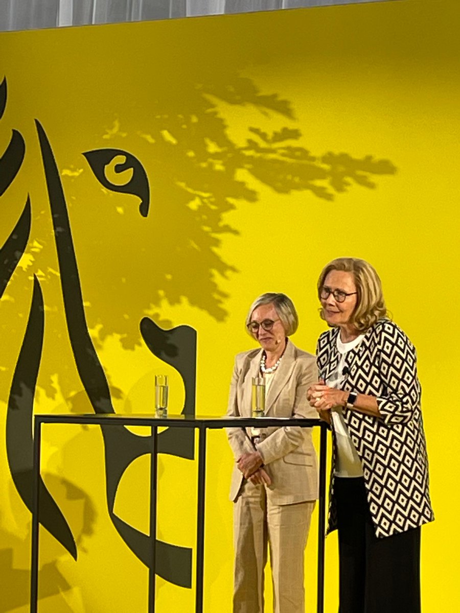 Een van de slimste en warmste mensen met wie ik al mocht samenwerken. Uittredend ceo 
@FlandersTrade
 @ctillekaerts wordt in de bloemetjes gezet door haar Voorzitter 
<a href="/willems_sonja/">Sonja Willems</a>
 💥 #fies2022